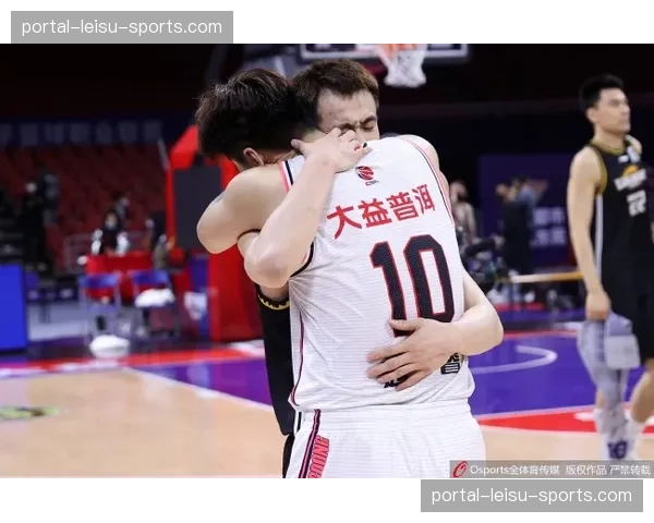郭艾伦赛后与赵继伟相拥，辽宁后卫线的情谊与传承
